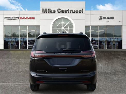 New 2026 Chrysler Pacifica Limited image 7