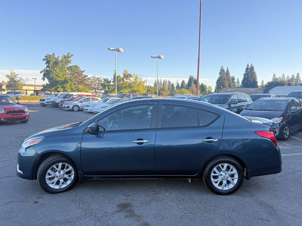 Used 2017 Nissan Versa SV w/ SV Special Edition Package FWD image 4