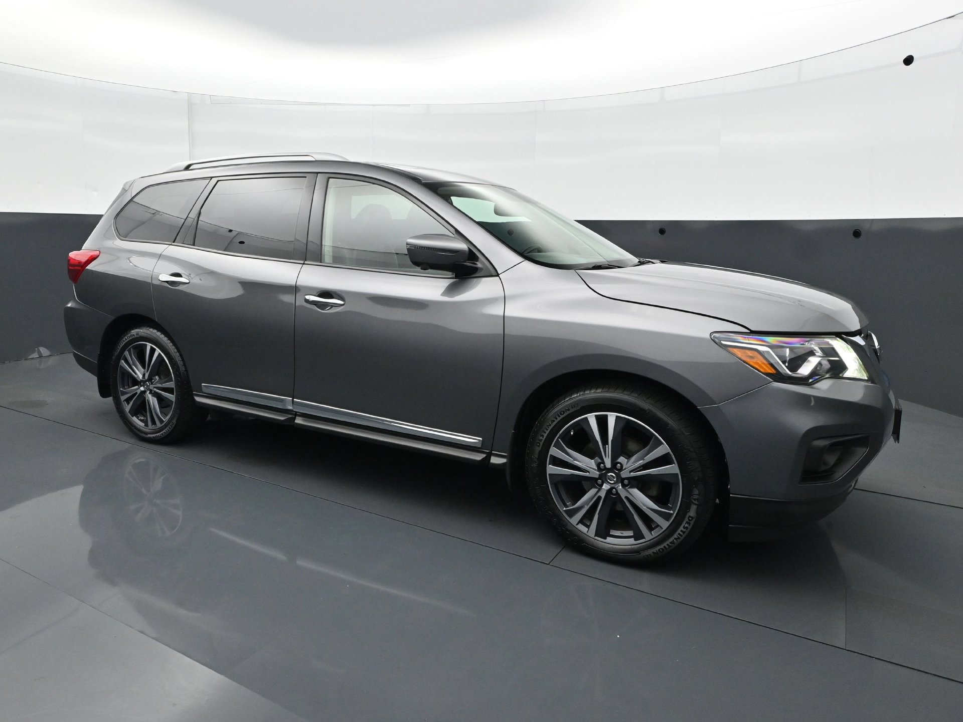 Used 2019 Nissan Pathfinder Platinum AWD/4WD image 9