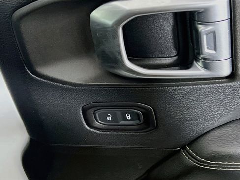 Used 2018 Jeep Wrangler Unlimited Sahara AWD/4WD image 32