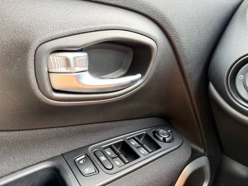 Used 2021 Jeep Renegade Latitude FWD image 11