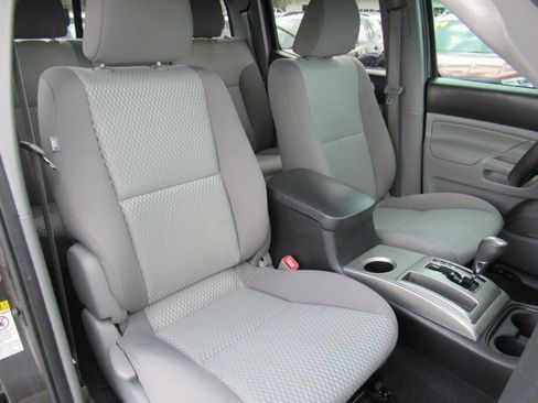 Used 2014 Toyota Tacoma PreRunner w/ SR5 Package RWD image 9