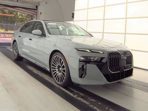 Used 2025 BMW 760i xDrive AWD/4WD image 2