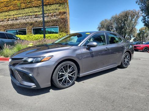 Used 2023 Toyota Camry SE FWD image 3