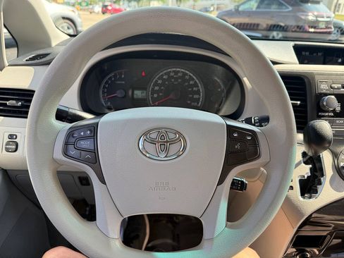 Used 2014 Toyota Sienna LE FWD image 92