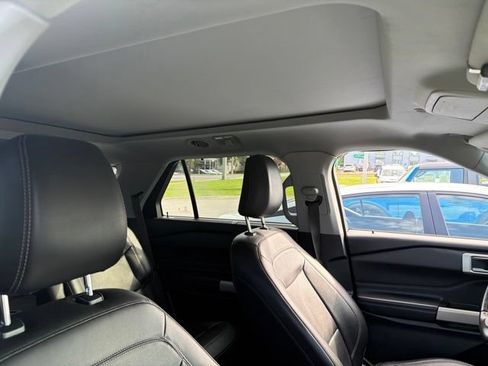 Used 2021 Ford Explorer Limited w/ Equipment Group 301A AWD/4WD image 12
