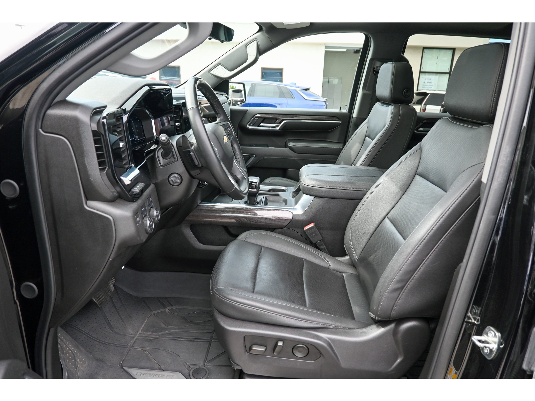 Used 2024 Chevrolet Silverado 1500 LTZ w/ LTZ Premium Package AWD/4WD image 35