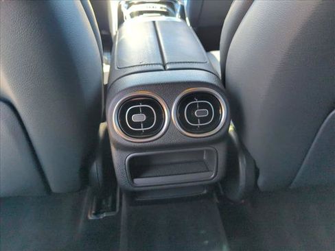 Used 2025 Mercedes-Benz GLC 350e 4MATIC image 17
