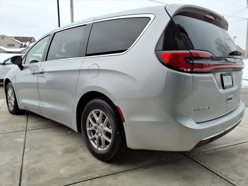 Used 2024 Chrysler Pacifica Touring-L FWD image 5