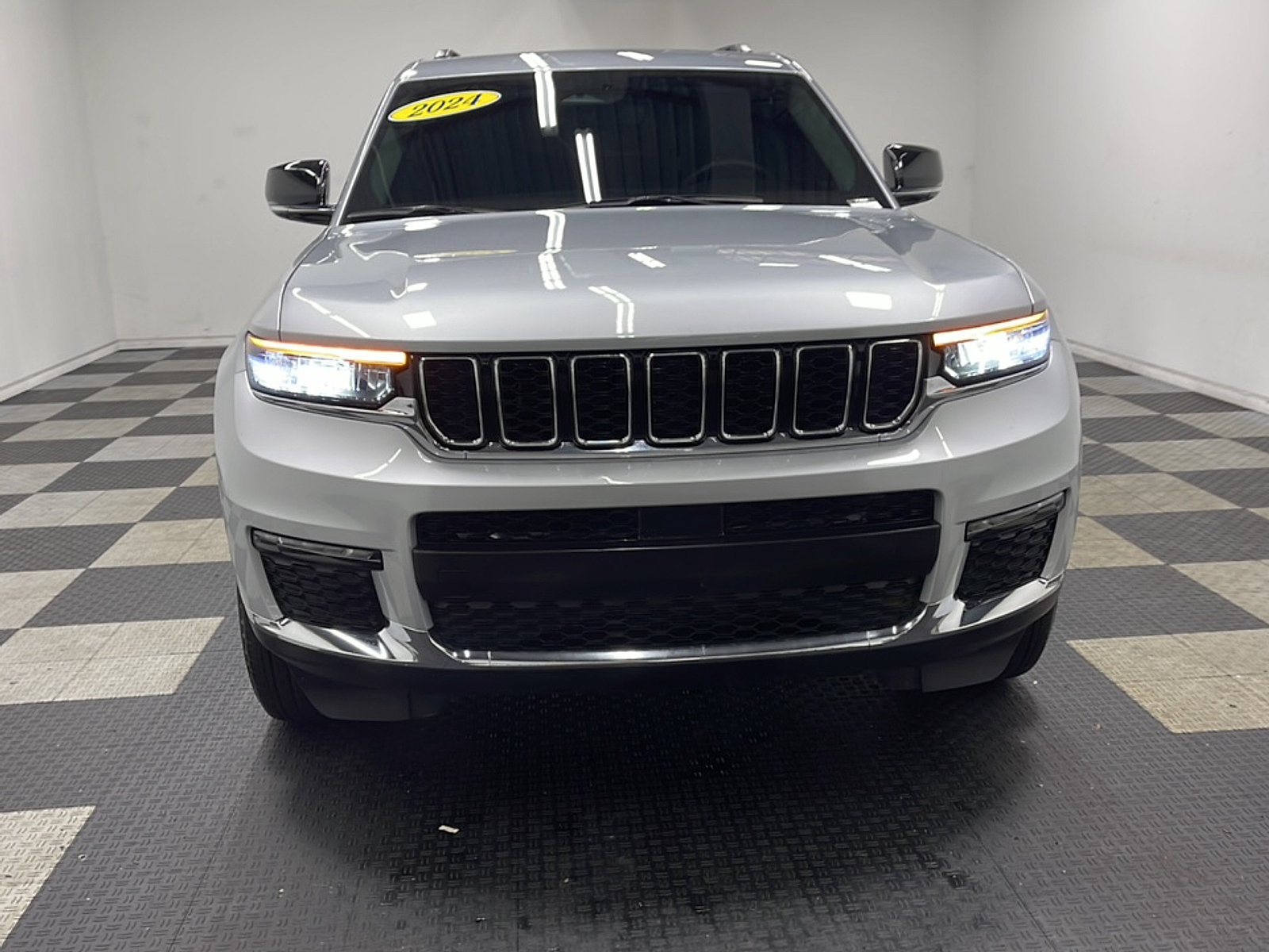 Used 2024 Jeep Grand Cherokee L Limited AWD/4WD image 24
