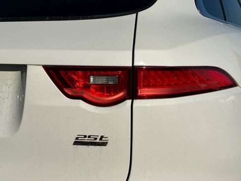 Used 2019 Jaguar F-PACE image 15