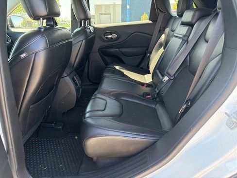 Used 2019 Jeep Cherokee Trailhawk w/ Cold Weather Group AWD/4WD image 16