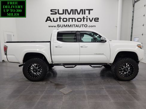 Used 2019 Toyota Tacoma Limited image 1