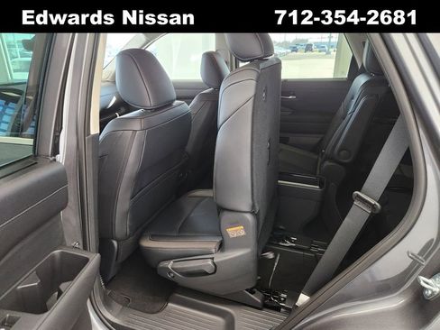 Used 2025 Nissan Pathfinder SL w/ SL Premium Package image 23