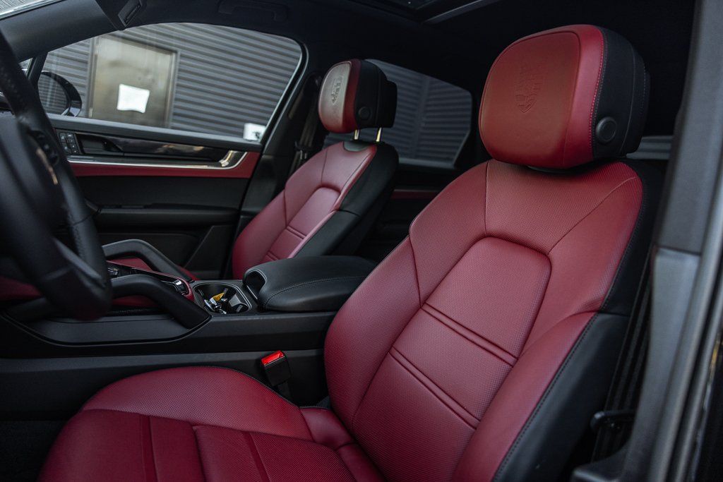 Certified 2025 Porsche Cayenne E-Hybrid AWD/4WD image 5