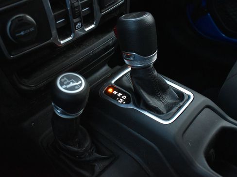 Used 2021 Jeep Gladiator Sport image 27