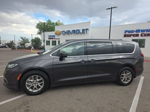 Used 2023 Chrysler Pacifica Touring-L FWD image 2