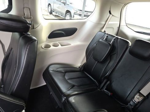 Used 2024 Chrysler Pacifica Touring-L image 16
