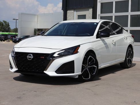 Used 2023 Nissan Altima 2.5 SR AWD/4WD image 3