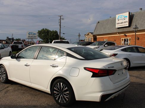 Used 2024 Nissan Altima 2.5 SV FWD image 3