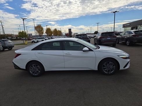 New 2026 Hyundai Elantra Hybrid FWD image 5