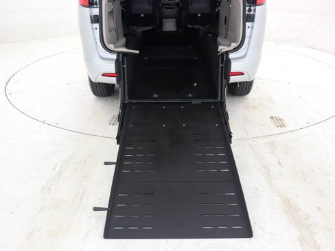 Used 2023 Chrysler Voyager LX image 13