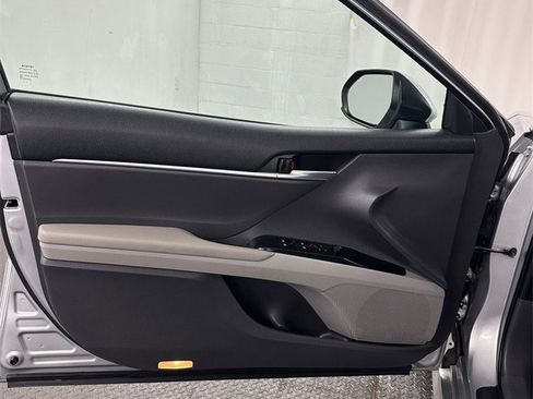 Used 2018 Toyota Camry LE image 8