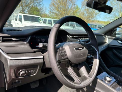 Used 2025 Jeep Grand Cherokee Laredo X w/ Luxury Tech Group I AWD/4WD image 9