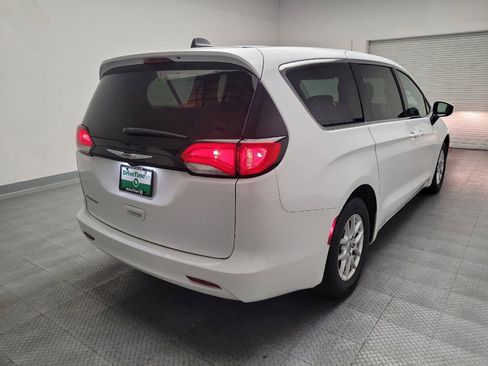 Used 2022 Chrysler Voyager LX FWD image 9