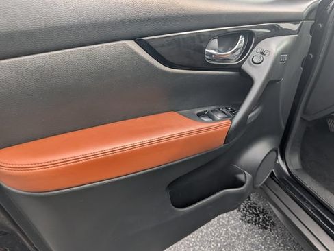 Used 2019 Nissan Rogue SL w/ Premium Package FWD image 17
