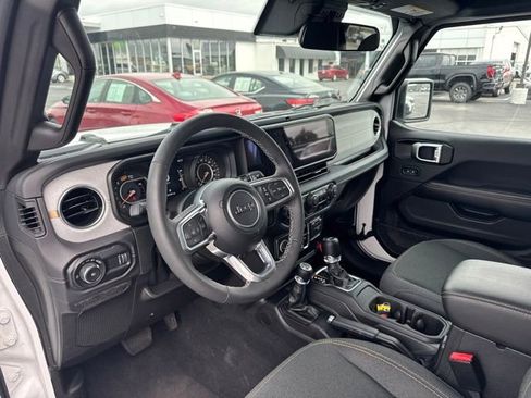 Used 2025 Jeep Wrangler Unlimited Sahara AWD/4WD image 10