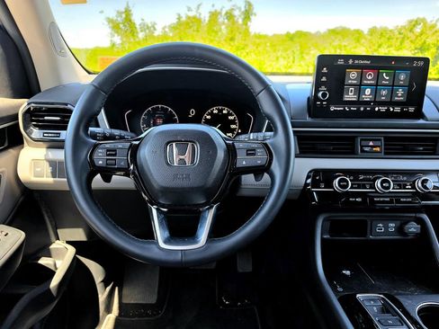 Used 2025 Honda Pilot Touring image 16
