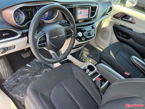 Used 2023 Chrysler Voyager LX FWD image 19