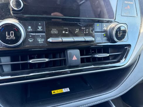 Used 2023 Toyota Highlander XLE FWD image 28