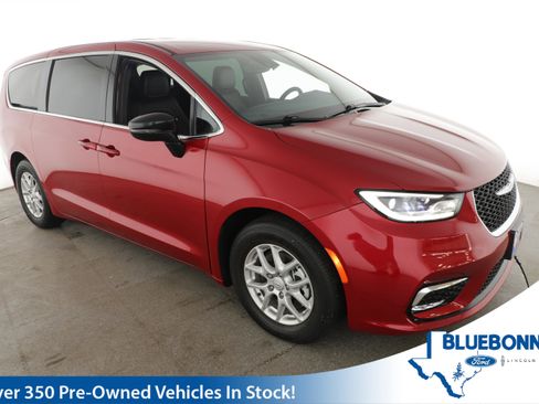 Used 2025 Chrysler Pacifica Select image 1