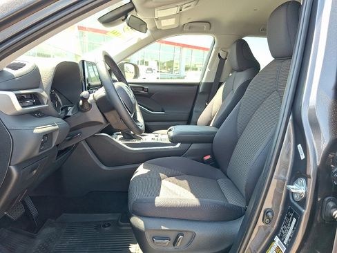 Used 2025 Toyota Highlander LE AWD/4WD image 14