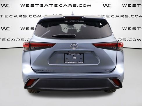 Used 2023 Toyota Highlander XLE FWD image 4