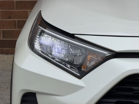 Used 2021 Toyota RAV4 XLE Premium image 12