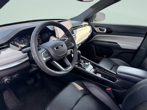 Used 2025 Jeep Compass Limited AWD/4WD image 9