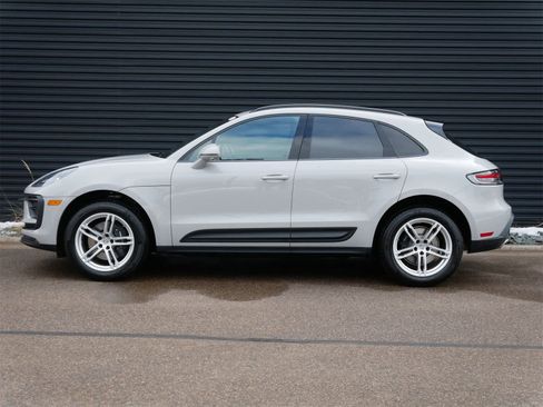 Used 2025 Porsche Macan image 2