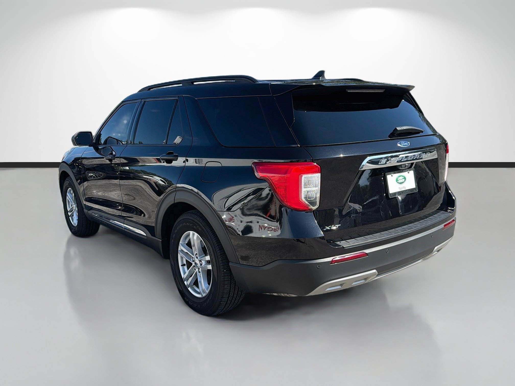 Used 2023 Ford Explorer XLT w/ Equipment Group 202A RWD image 3