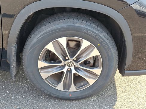 Used 2023 Toyota Highlander XLE image 9