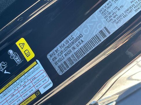 Used 2025 Jeep Wrangler Sport S image 29