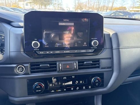 Used 2024 Nissan Pathfinder S image 20