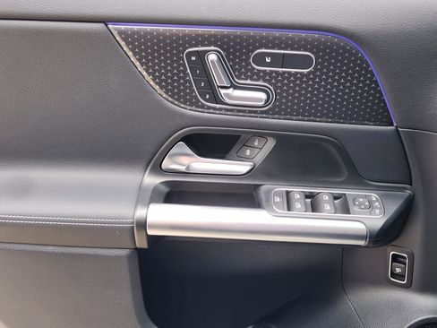 Used 2025 Mercedes-Benz C 300 Sedan image 86