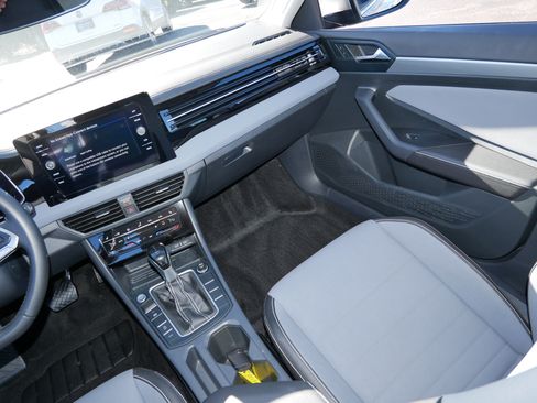 Certified 2025 Volkswagen Jetta SE w/ Sunroof Package image 11