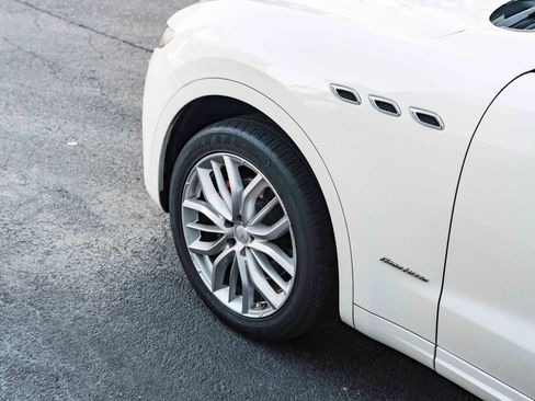 Used 2019 Maserati Levante GranLusso AWD/4WD image 18