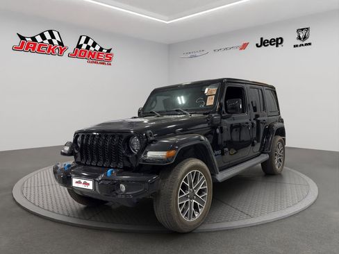 Used 2023 Jeep Wrangler Unlimited Sahara image 2