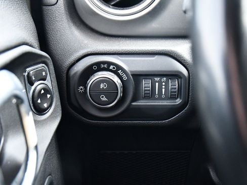 Used 2022 Jeep Gladiator Overland w/ Cold Weather Group image 28