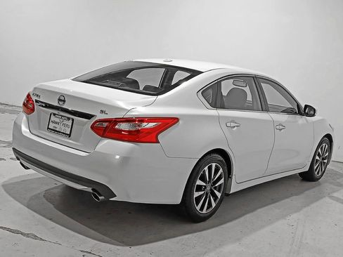 Used 2017 Nissan Altima 2.5 SL w/ Moonroof Package FWD image 6